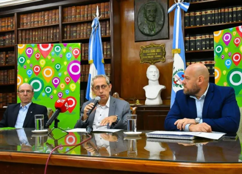 Valdés anunció un aumento del 100% en los adicionales salariales para estatales correntinos