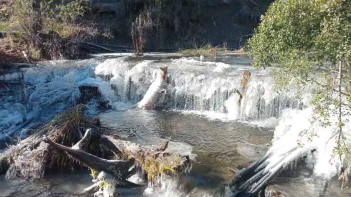 Ola polar en la Patagonia: el frío extremo congeló un arroyo, una cascada y dejó sin agua a un pueblo