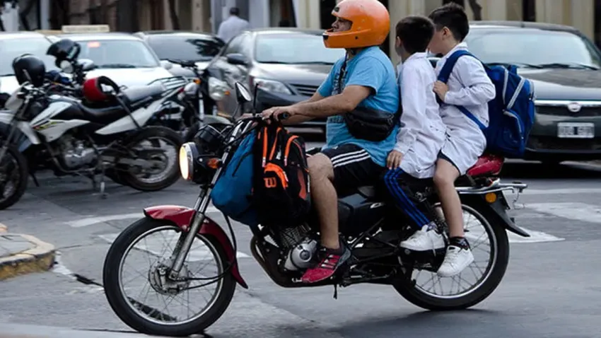 Dato preocupante: el 82% de los chicos que viajan en una moto no utiliza casco