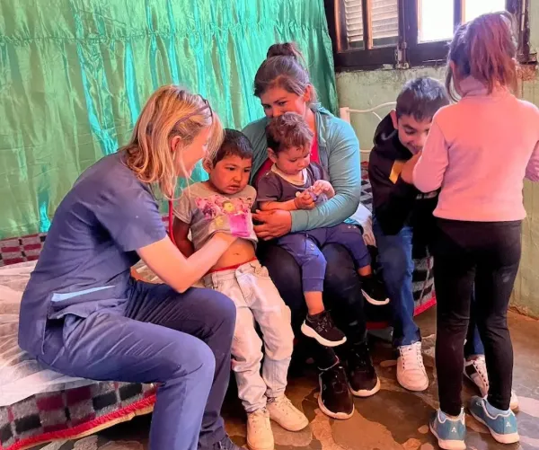 Escándalo en Chaco: un comisario ebrio golpeó a médicos voluntarios que atienden a niños en el monte