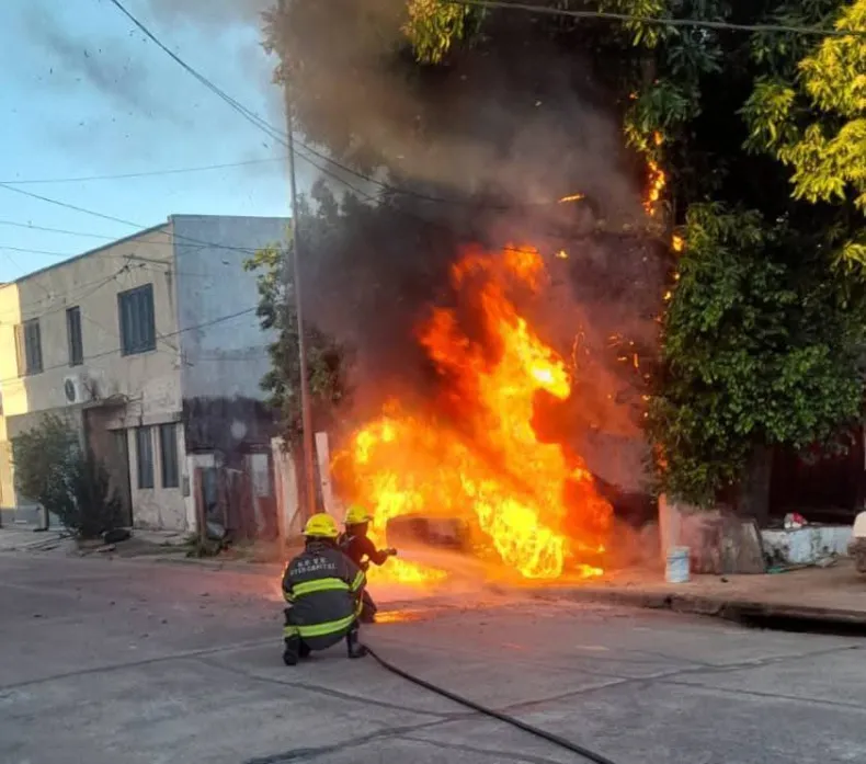 Corrientes: un auto terminó consumido por el fuego
