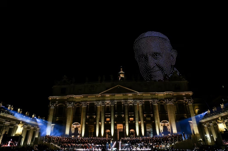 Miles de drones iluminaron el cielo de Roma con el rostro de Francisco