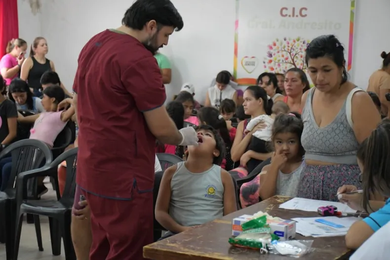 La Municipalidad lanzó un operativo sanitario gratuito para completar certificados escolares en los barrios