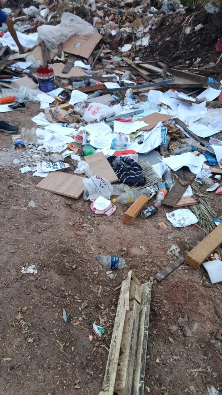 Vecinos denuncian basura acumulada frente a la Escuela de Policía de Corrientes