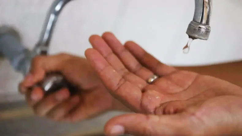 VECINOS DE ZONA NORTE DE RESISTENCIA LLEVAN DOS DÍAS SIN AGUA Y RECLAMAN RESPUESTAS