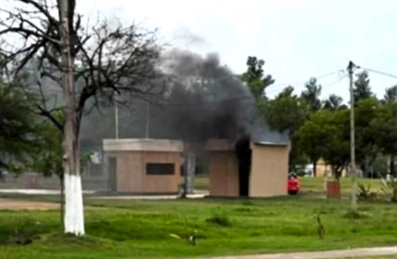 INCENDIARON LA CABINA DE INGRESO AL CORSÓDROMO EN QUITILIPI