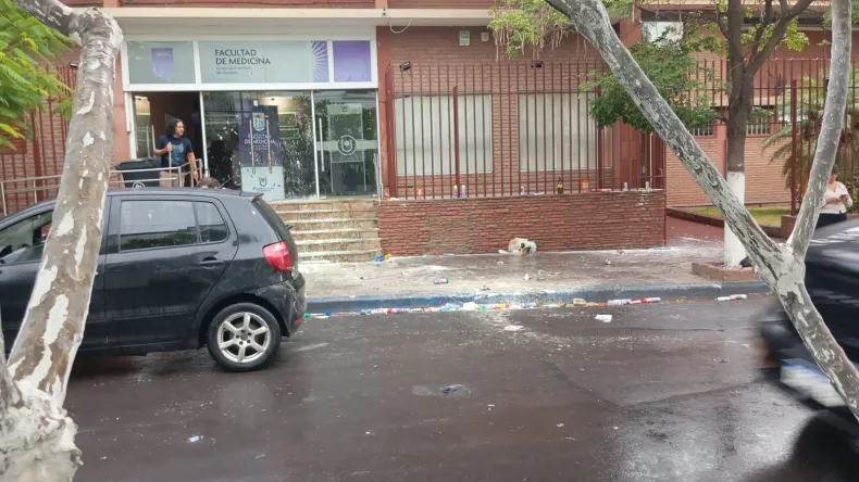 Vecinos de la Facultad de Medicina están hartos de la mugre que dejan los egresados en las veredas