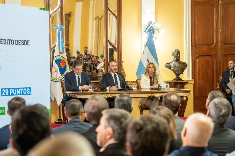 Corrientes lanzó “Corrientes Sostiene”: de qué se trata el plan para refinanciar deudas de tarjetas hasta en 12 cuotas