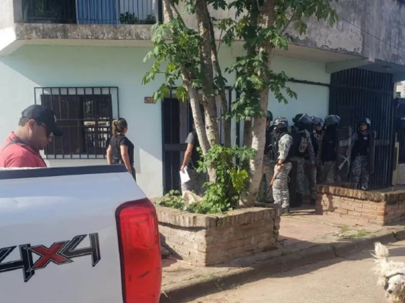 ALLANARON LA CASA DE MOTOCHORRO LUEGO DE ROBAR VALIJA DE UN AUTO