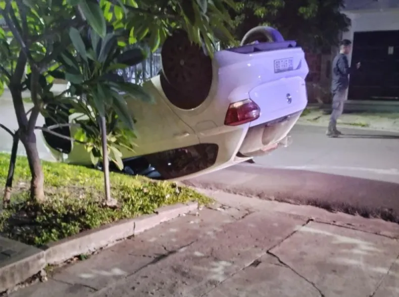 CONDUCTOR EBRIO VOLCÓ EN CAPITAL Y EN LIBRES, OTRO TERMINÓ EN ZANJÓN