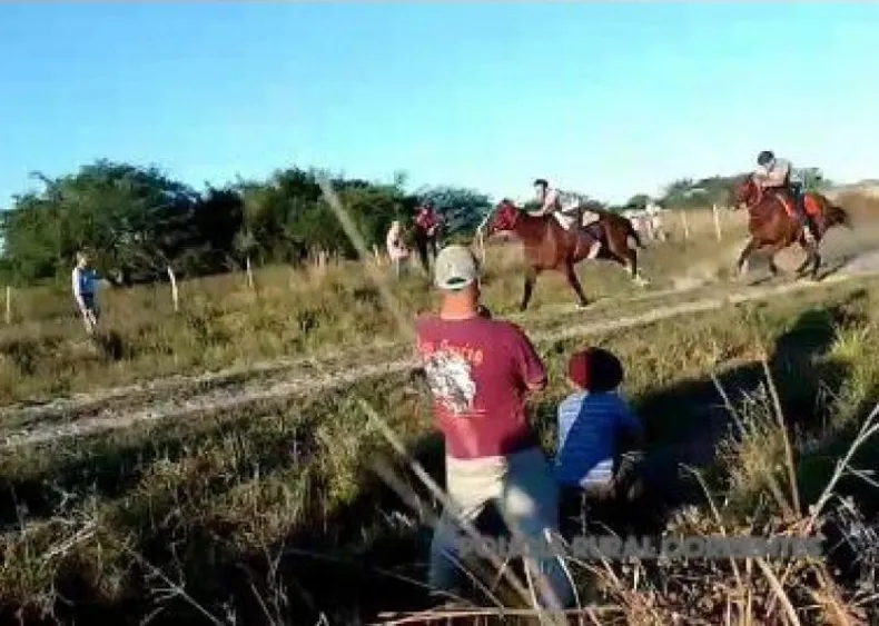 PRESOS POR ORGANIZAR CARRERAS ILEGALES SOBRE UN CAMINO VECINAL
