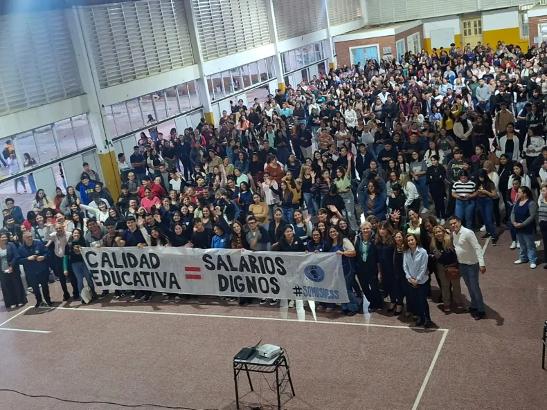 DOCENTES Y ESTUDIANTES SE MOVILIZARON EN RESISTENCIA: RECLAMAN SALARIOS DIGNOS Y POLÍTICAS CONTRA EL BULLYING ESCOLAR
