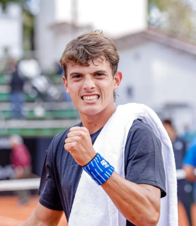 CARLOS ZÁRATE CIERRA EL MES EN BUENOS AIRES