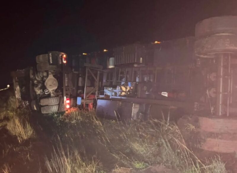 UN CAMIÓN CARGADO CON VINO VOLCÓ EN LA RUTA 14