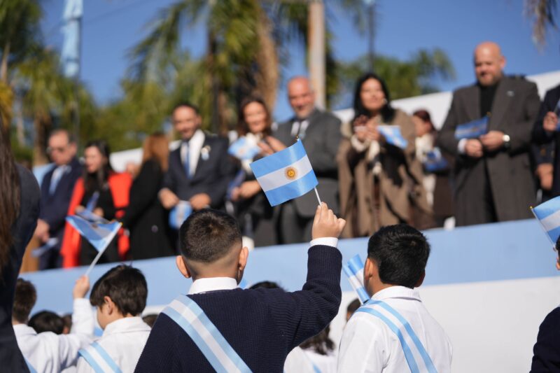 VALDÉS ENCABEZÓ EL ACTO EN LA COSTANERA Y DESTACÓ LOS VALORES DE LA BANDERA