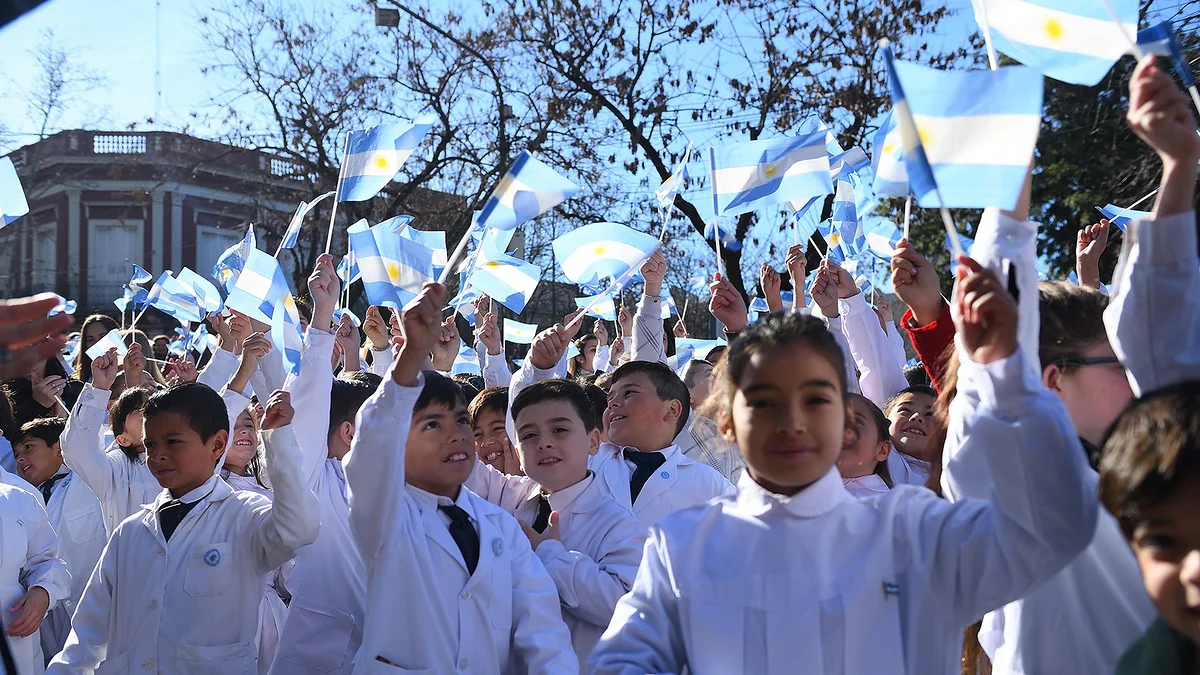 MILES DE ALUMNOS PROMETIERON LEALTAD A LA BANDERA EN CORRIENTES