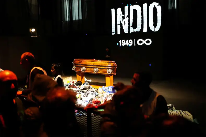 SETENTA CUADRAS DE FILA PARA DESPEDIR AL INDIO SOLARI
