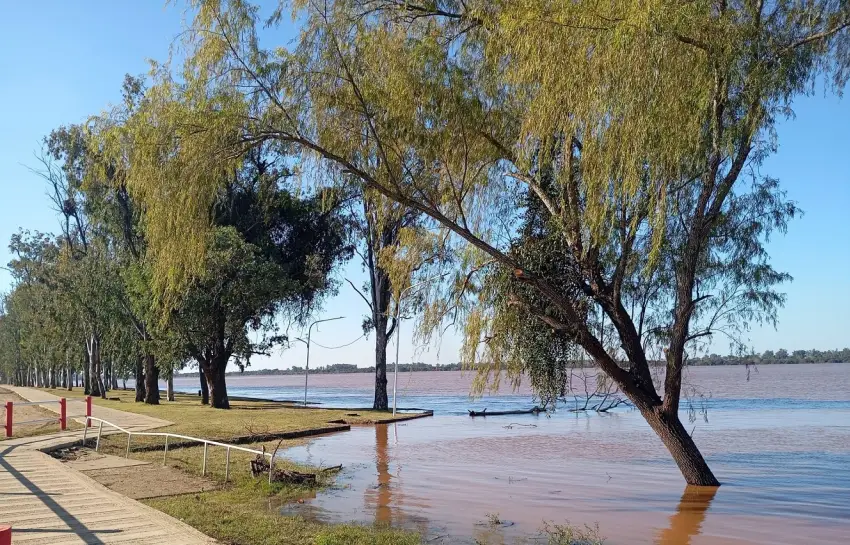 EL RÍO ALCANZÓ LOS 4,94 METROS Y CONTINÚA CRECIENDO EN MONTE CASEROS