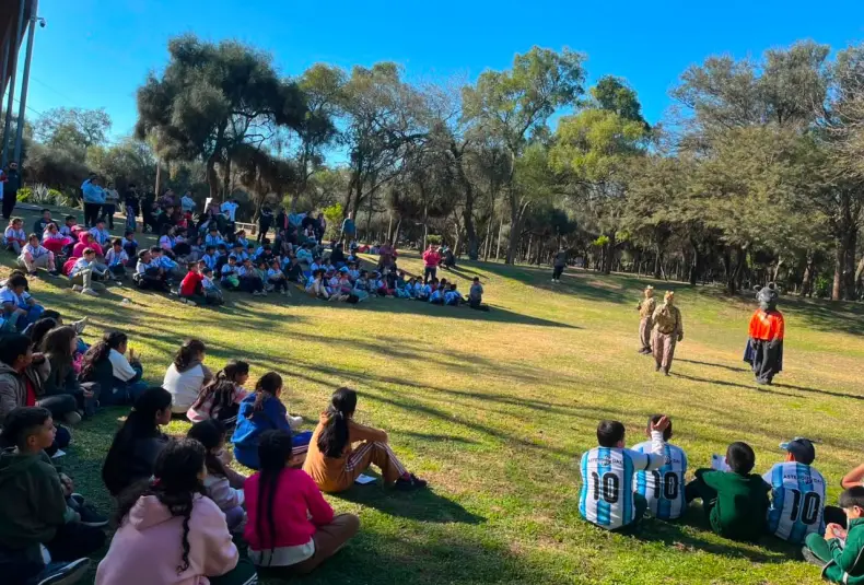 CIENTOS DE ESTUDIANTES VISITARON CAMPO DEL CIELO PARA CELEBRAR LOS METEORITOS