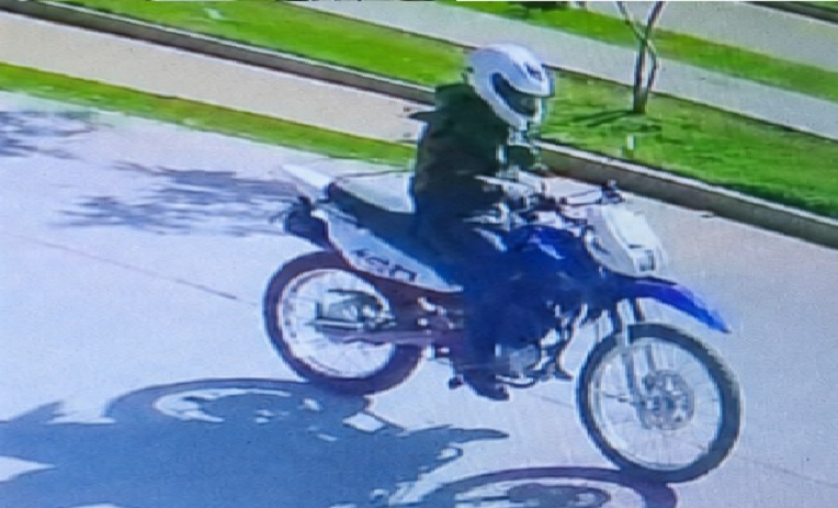 PIDEN AYUDA PARA IDENTIFICAR A UN MOTOCICLISTA QUE CHOCÓ A UNA MUJER Y SE FUGÓ
