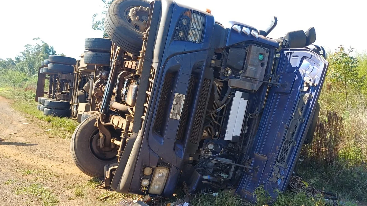 CORRIENTES: VOLCÓ UN CAMIÓN CARGADO CON FRUTAS EN LA RUTA 14 Y EL CHOFER RESULTÓ HERIDO