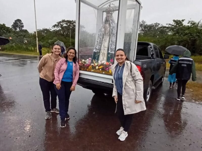 BAJO LA LLUVIA, CIENTOS DE JÓVENES CAMINAN CON FE HACIA ITATÍ