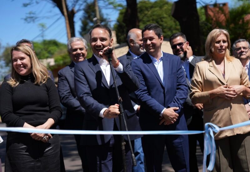 VIRASORO: VALDÉS ENTREGÓ MÁS DE 600 NOTEBOOKS E INAUGURÓ CUADRAS DE ASFALTO